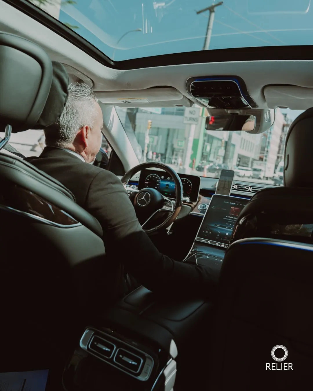 Chauffeur, passenger and cabin amenities. Photo 1.